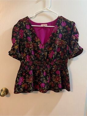 Rabbit Rose V-Neck Floral Peplum Blouse in Black and Magenta